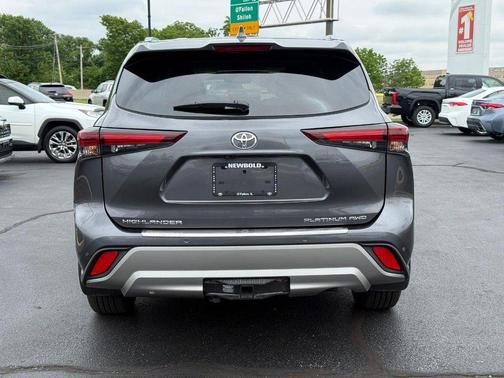 Magnetic Gray Metallic 2024 Toyota Highlander Platinum