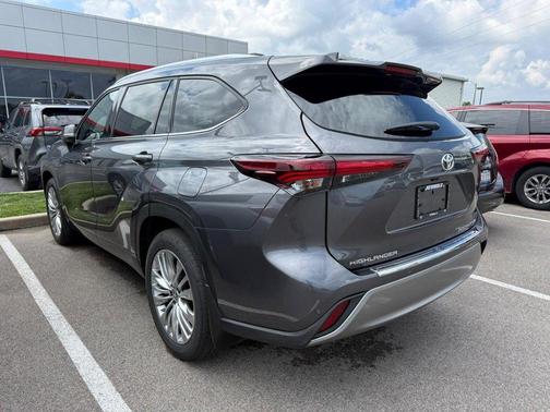 Magnetic Gray Metallic 2024 Toyota Highlander Platinum
