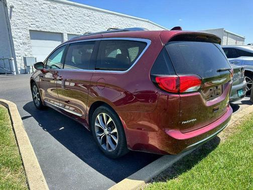 Velvet Red Pearlcoat 2017 Chrysler Pacifica Limited