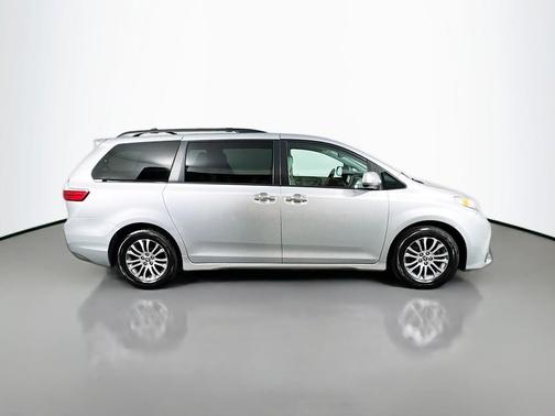 2020 Toyota Sienna XLE