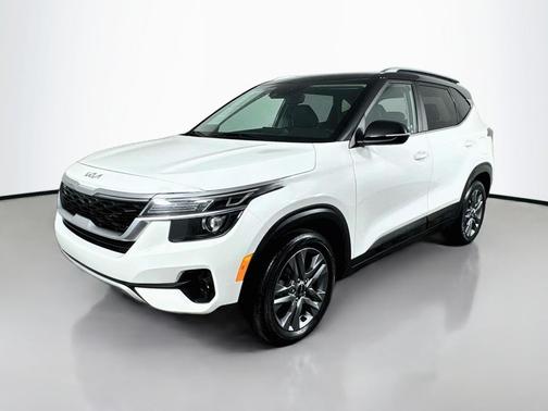 Clear White/Black Roof 2022 Kia Seltos S