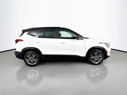 Clear White/Black Roof 2022 Kia Seltos S