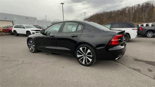 2022 Volvo S60 T5 Momentum