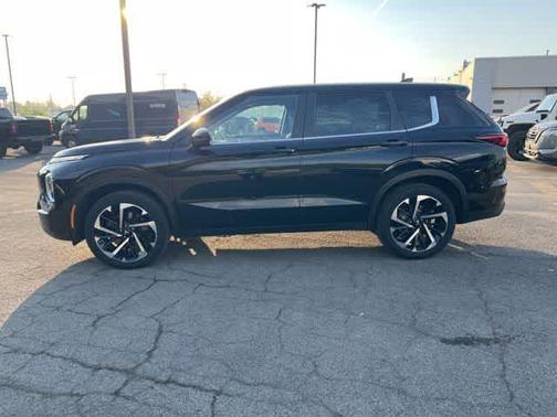 Labrador Black Pearl 2022 Mitsubishi Outlander ES S-AWC
