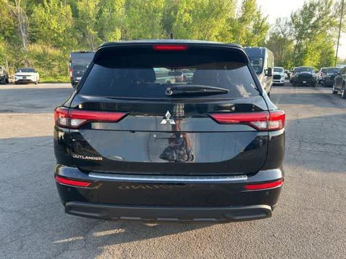Labrador Black Pearl 2022 Mitsubishi Outlander ES S-AWC