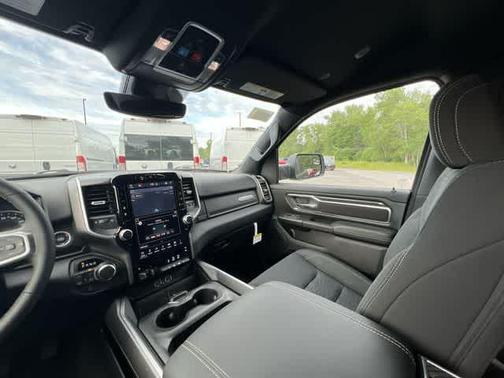 Diamond Black Crystal Pearlcoat 2026 RAM 1500 Big Horn/Lone Star