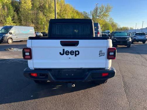 Bright White Clearcoat 2025 Jeep Gladiator Willys