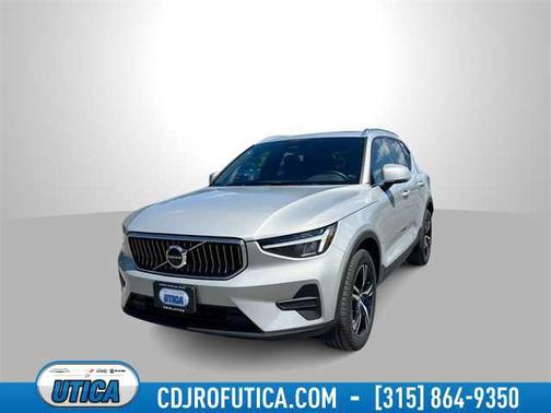 2025 Volvo XC40 B5 Core Bright Theme