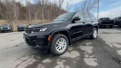 Diamond Black Crystal Pearlcoat 2026 Jeep Grand Cherokee Laredo