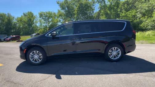 Diamond Black Crystal Pearlcoat 2027 Chrysler Pacifica L