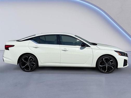 2023 Nissan Altima SR FWD