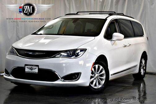 Bright White Clearcoat 2017 Chrysler Pacifica Touring-L