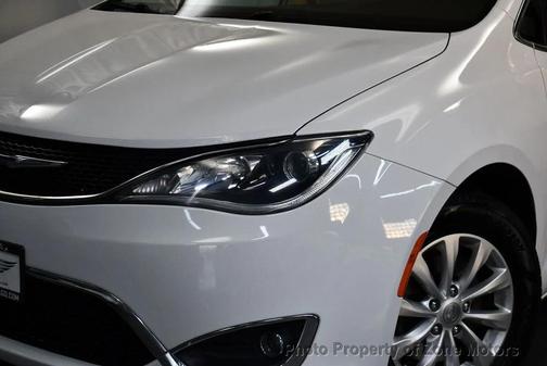 Bright White Clearcoat 2017 Chrysler Pacifica Touring-L