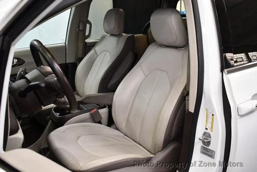 Bright White Clearcoat 2017 Chrysler Pacifica Touring-L