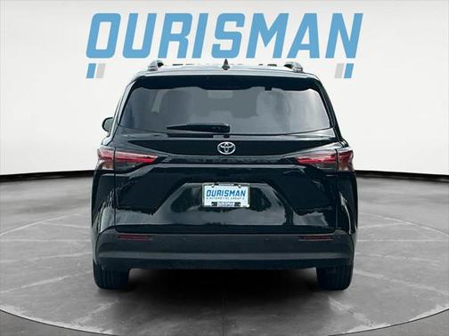 2022 Toyota Sienna XLE 7 Passenger