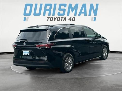 2022 Toyota Sienna XLE 7 Passenger