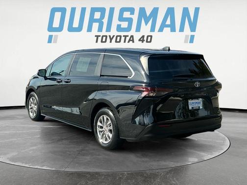 2024 Toyota Sienna LE