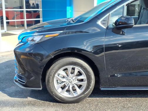 2024 Toyota Sienna LE