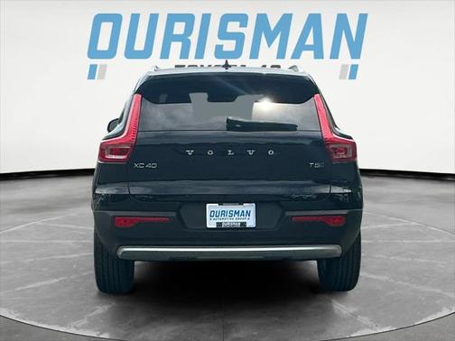 2022 Volvo XC40 T5 Momentum