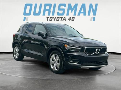 2022 Volvo XC40 T5 Momentum