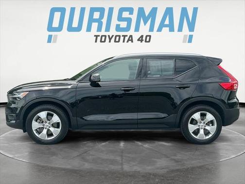 2022 Volvo XC40 T5 Momentum