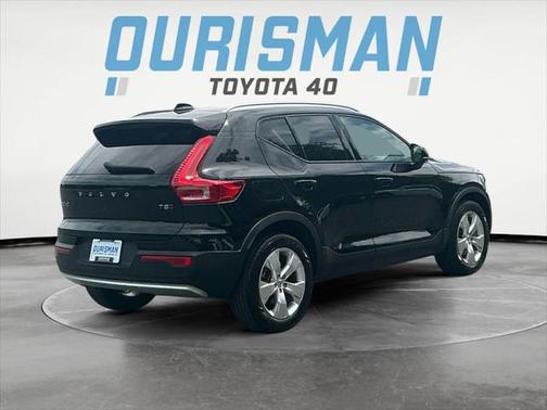 2022 Volvo XC40 T5 Momentum