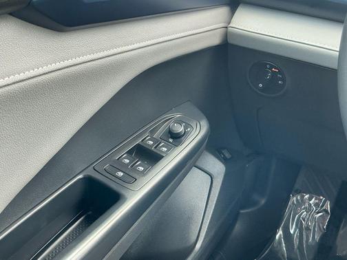 Platinum Gray Metallic 2024 Volkswagen Taos 1.5T SE