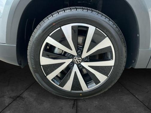 Platinum Gray Metallic 2024 Volkswagen Taos 1.5T SE
