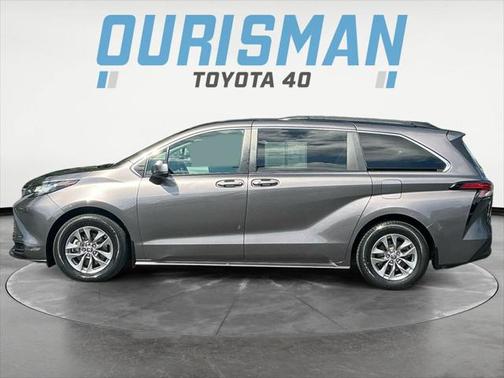 2022 Toyota Sienna LE