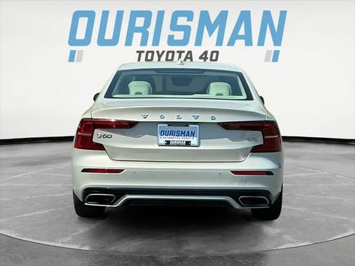 2022 Volvo S60 T5 Momentum