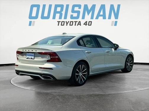 2022 Volvo S60 T5 Momentum
