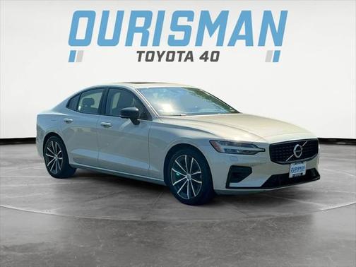 2022 Volvo S60 T5 Momentum