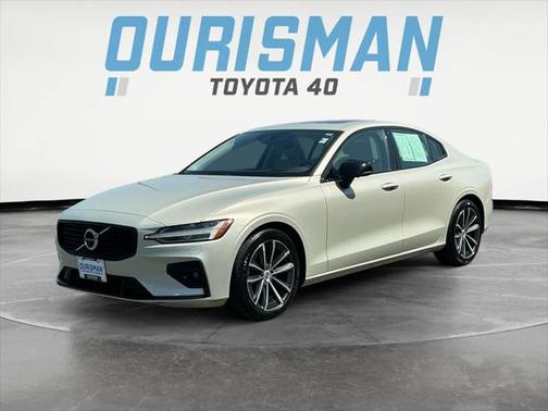 2022 Volvo S60 T5 Momentum