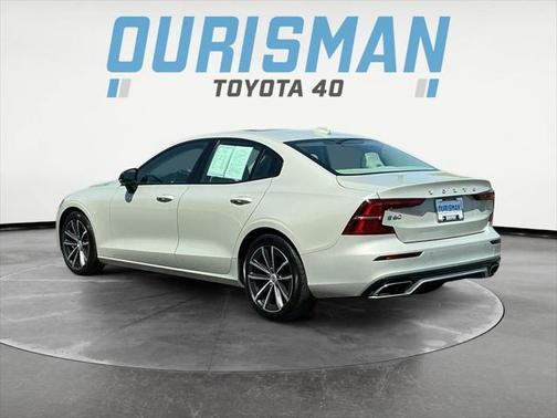 2022 Volvo S60 T5 Momentum