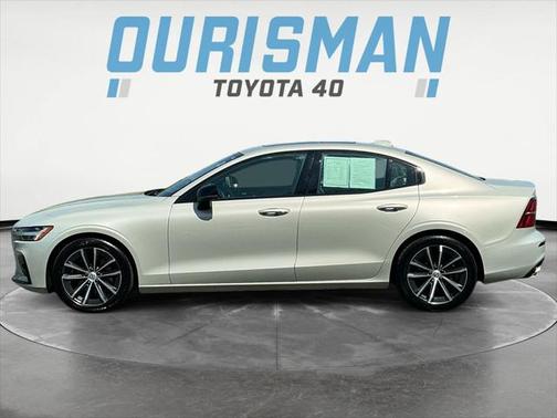 2022 Volvo S60 T5 Momentum