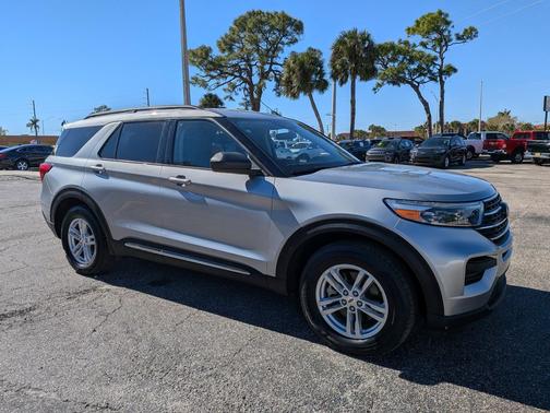 Iconic Silver Metallic 2023 Ford Explorer XLT
