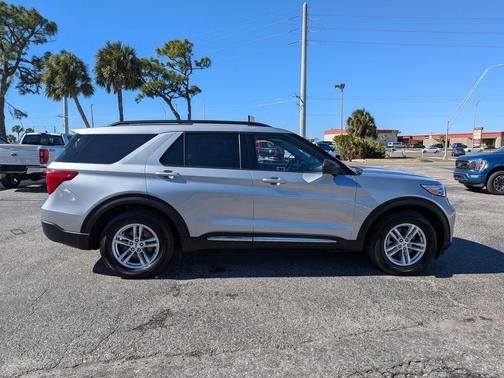 Iconic Silver Metallic 2023 Ford Explorer XLT