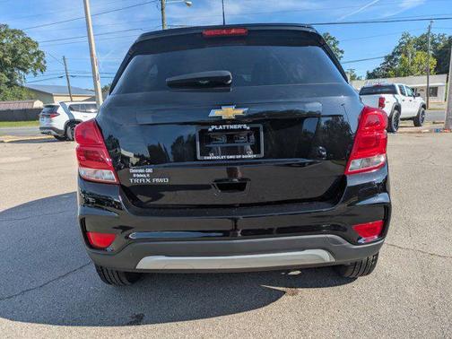 Mosaic Black Metallic 2022 Chevrolet Trax LT