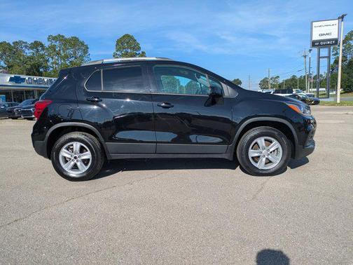 Mosaic Black Metallic 2022 Chevrolet Trax LT