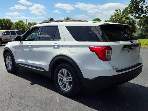 Star White Metallic Tri-Coat 2022 Ford Explorer XLT