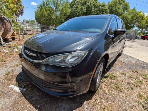 Brilliant Black Crystal Pearlcoat 2017 Chrysler Pacifica Touring