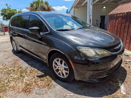 Brilliant Black Crystal Pearlcoat 2017 Chrysler Pacifica Touring