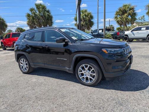 Diamond Black Crystal Pearlcoat 2022 Jeep Compass Latitude Lux