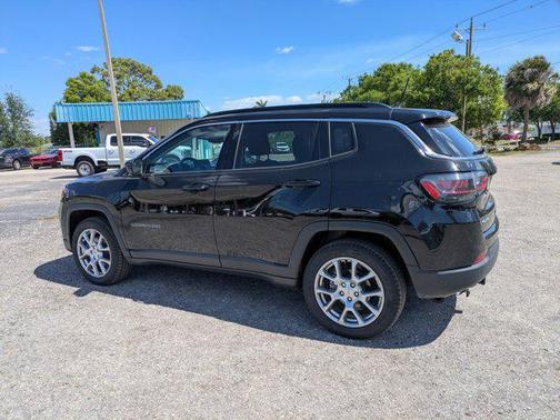 Diamond Black Crystal Pearlcoat 2022 Jeep Compass Latitude Lux