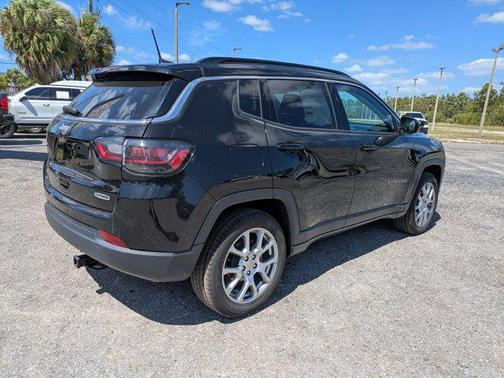 Diamond Black Crystal Pearlcoat 2022 Jeep Compass Latitude Lux