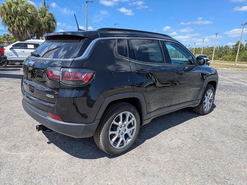 Diamond Black Crystal Pearlcoat 2022 Jeep Compass Latitude Lux