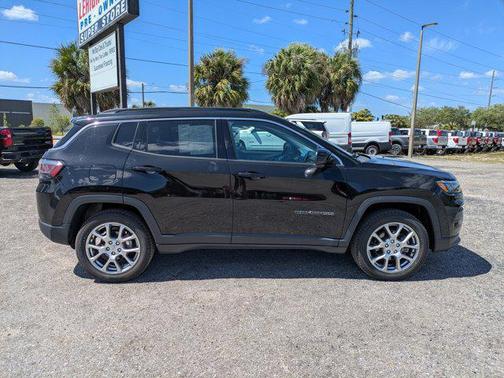 Diamond Black Crystal Pearlcoat 2022 Jeep Compass Latitude Lux