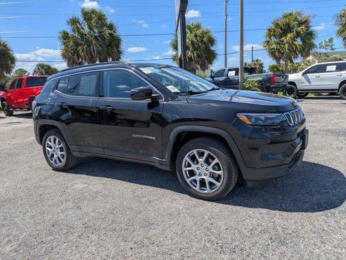 Diamond Black Crystal Pearlcoat 2022 Jeep Compass Latitude Lux