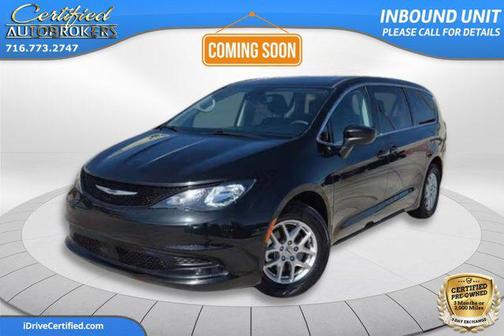 Brilliant Black Crystal Pearlcoat 2023 Chrysler Voyager LX