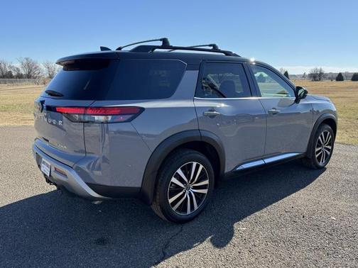 2025 Nissan Pathfinder Platinum FWD